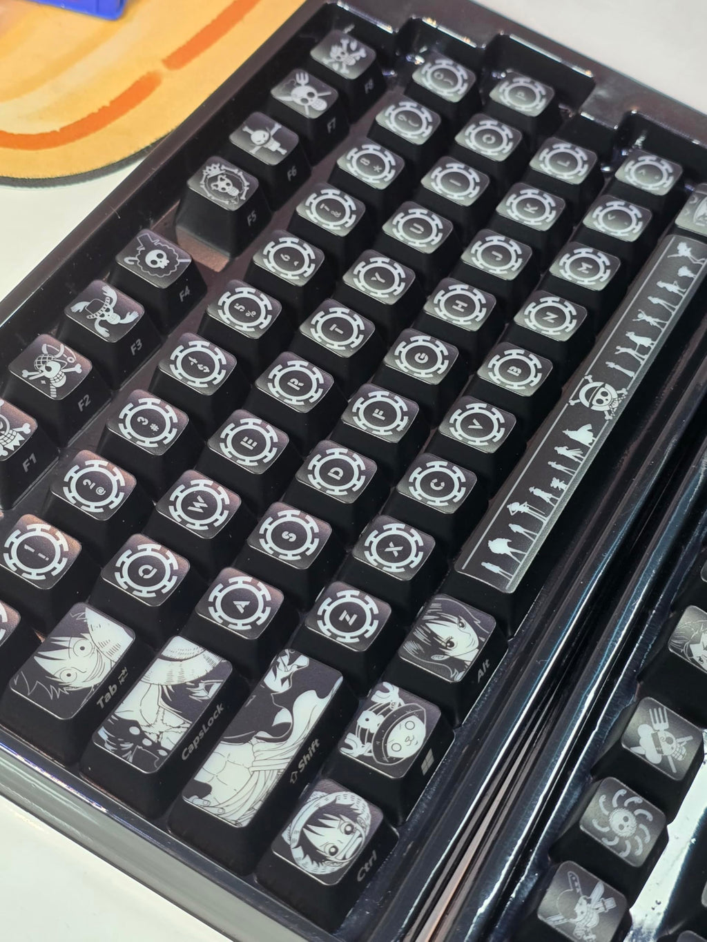Computer keyborads PBT Dye Upgrade 68 Keycap Set Profile Keycaps Keyset with Puller for Cherry Mx Gateron Kailh Switch Mechanical Keyboard Japanese Anime Series (12-one Piece Zoro)